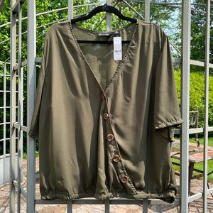 NWT NY&Co Surplice Buttoned Bubble Hem Top - Size XXL